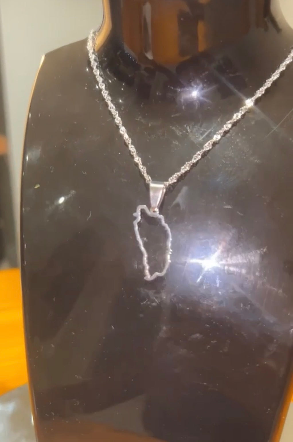 Dominica Island Pendant & Necklace Set