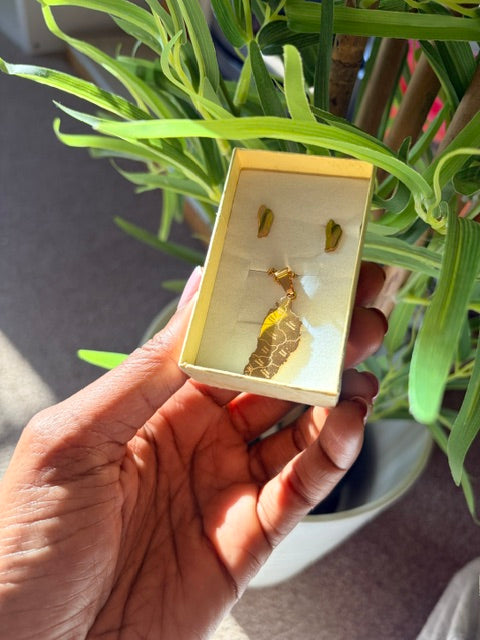 Dominica Island Pendant & Necklace Set